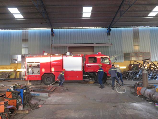 Công nhân nhà máy thép tháo chạy khi kho chứa hàng bốc cháy-1