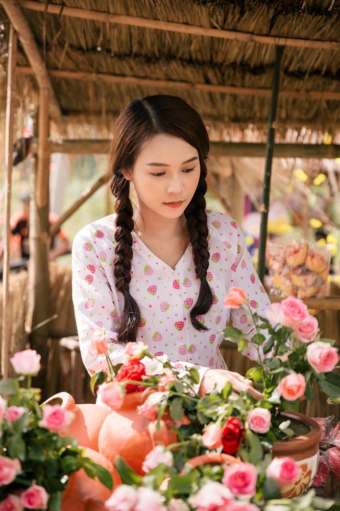Nhan sắc nóng bỏng khác xa trên phim của những gái quê nổi tiếng bậc nhất màn ảnh Việt-7