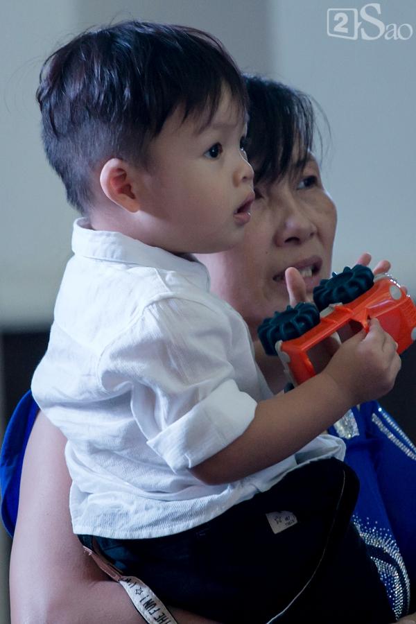 Dù mặc váy cưới nhưng Ngọc Lan và Dương Cẩm Lynh ngồi bệt xuống đất chơi cùng con trai-7