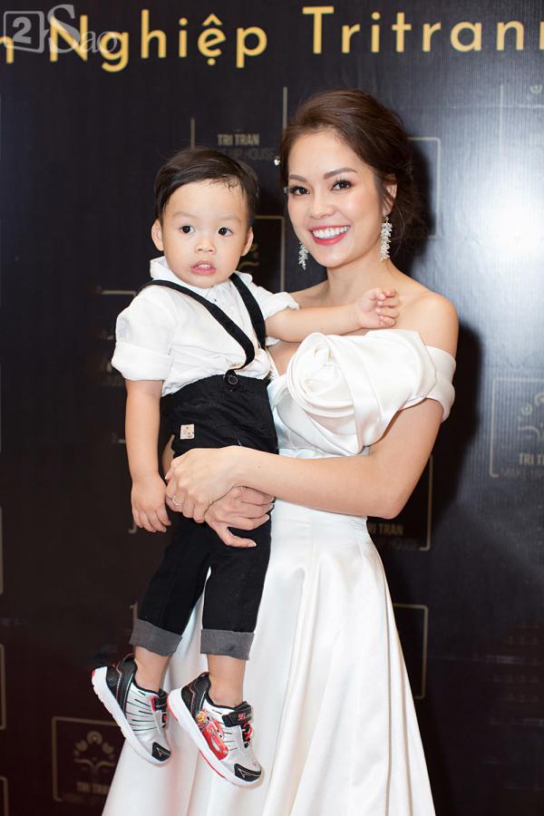 Dù mặc váy cưới nhưng Ngọc Lan và Dương Cẩm Lynh ngồi bệt xuống đất chơi cùng con trai-6