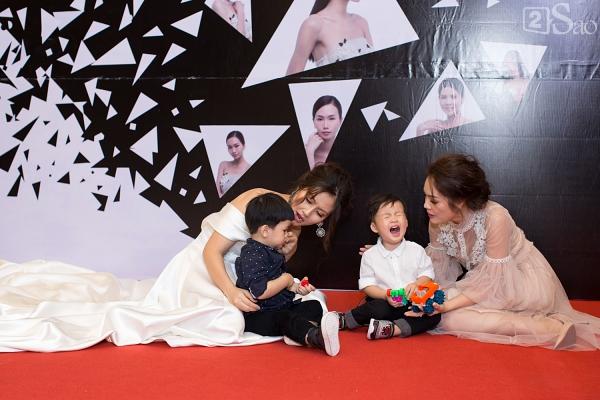 Dù mặc váy cưới nhưng Ngọc Lan và Dương Cẩm Lynh ngồi bệt xuống đất chơi cùng con trai-8