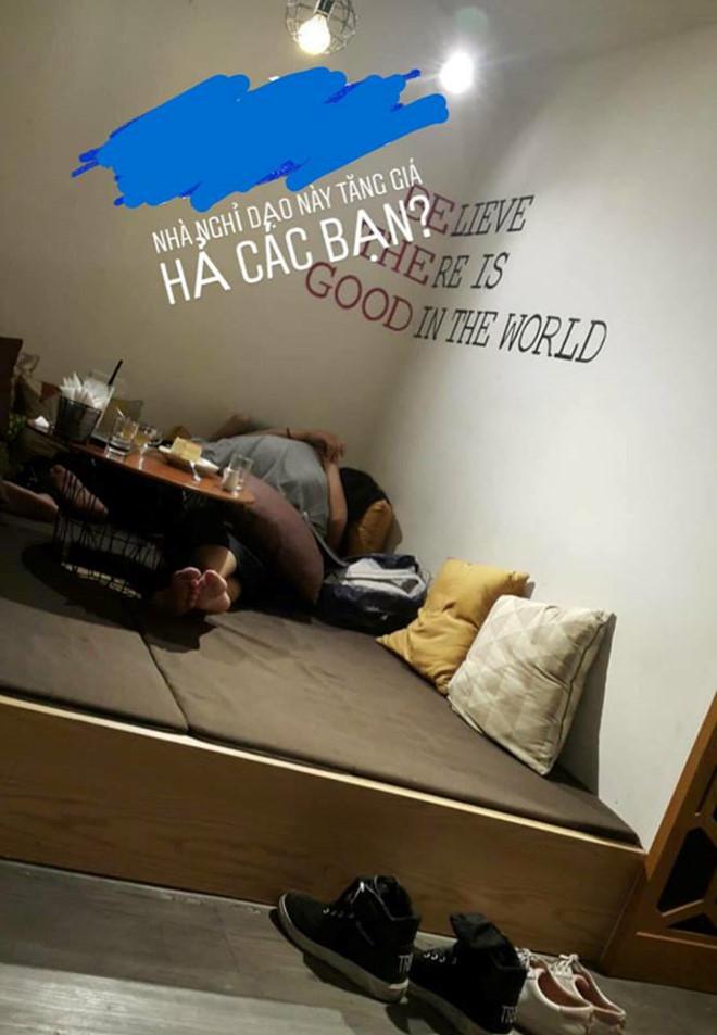 Cặp đôi hôn như nuốt lưỡi, thái độ người bạn gây sốc-2