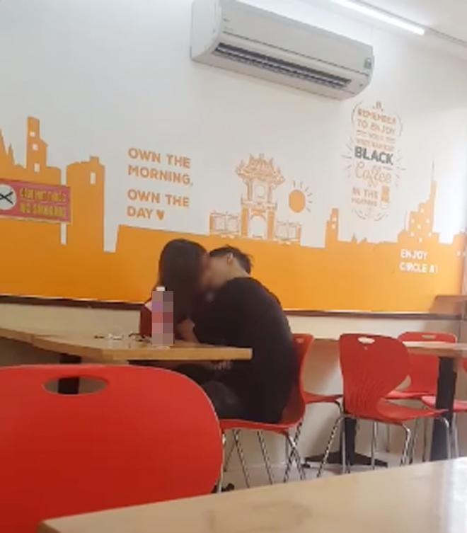 Thanh niên đòi hôn hít, sờ soạng bạn gái ở quán nước, khách xung quanh cạn lời-5