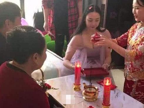 Phù dâu ngực khủng khiến cô dâu bị 'chìm nghỉm' trong lễ cưới