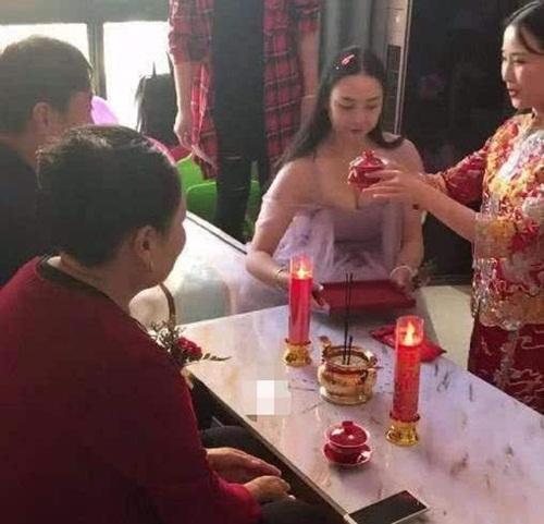 Phù dâu ngực khủng khiến cô dâu bị chìm nghỉm trong lễ cưới-1