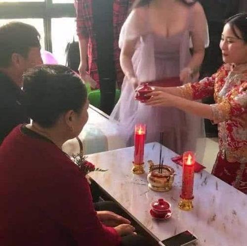 Phù dâu ngực khủng khiến cô dâu bị chìm nghỉm trong lễ cưới-3