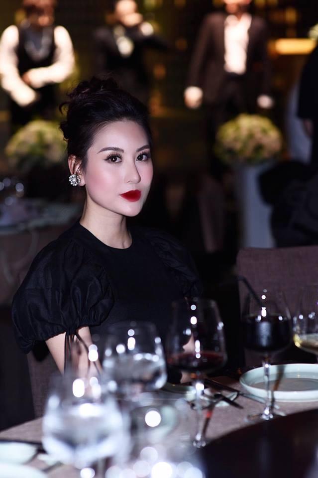 Có phải hotgirl đình đám Hà Lade phẫu thuật thẩm mỹ nữa không mà sao gương mặt đơ như tượng sáp đáng sợ thế này?-8