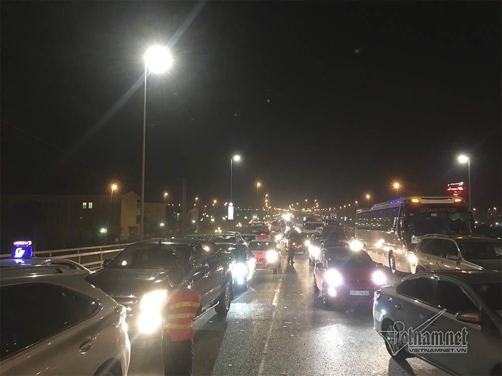 Tai nạn chết người, cầu Nhật Tân ùn tắc trong đêm-2