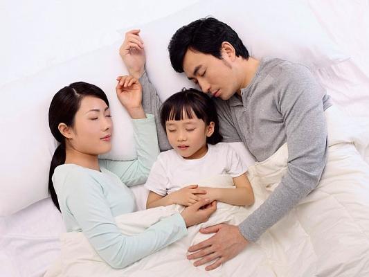 Cho con ngủ chung, bà mẹ phát ngượng khi đang cao trào thì nghe tiếng hét: 'Bố! Xuống khỏi người mẹ ngay'