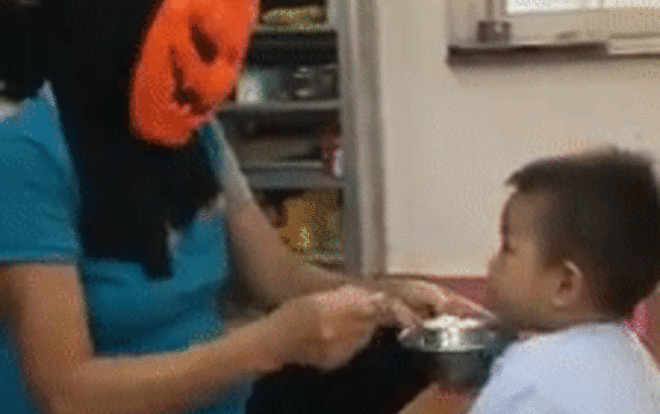 Nam sinh nằm sõng soài ngủ trên ghế trong giờ học, cô giáo không phạt lại xuống tận nơi chăm sóc tận tình-2