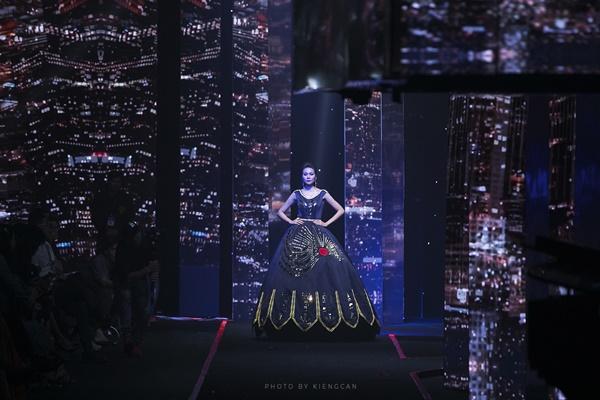 Thanh Hằng mặc váy đính đầy vàng vẫn catwalk thần thái đỉnh cao-1