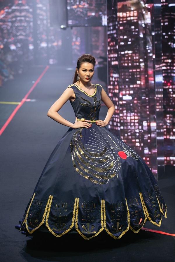 Thanh Hằng mặc váy đính đầy vàng vẫn catwalk thần thái đỉnh cao-2