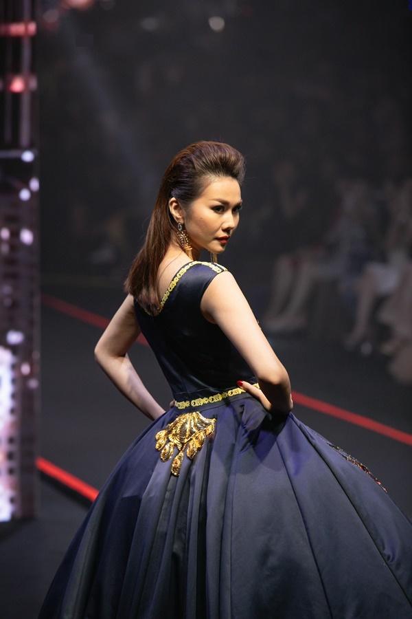 Thanh Hằng mặc váy đính đầy vàng vẫn catwalk thần thái đỉnh cao-3