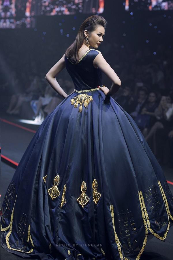 Thanh Hằng mặc váy đính đầy vàng vẫn catwalk thần thái đỉnh cao-4
