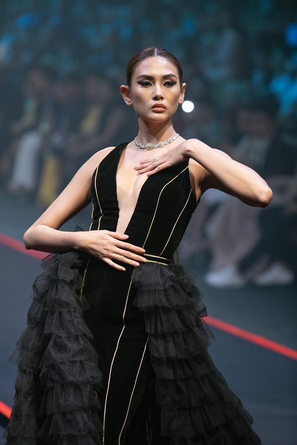 Thanh Hằng mặc váy đính đầy vàng vẫn catwalk thần thái đỉnh cao-8
