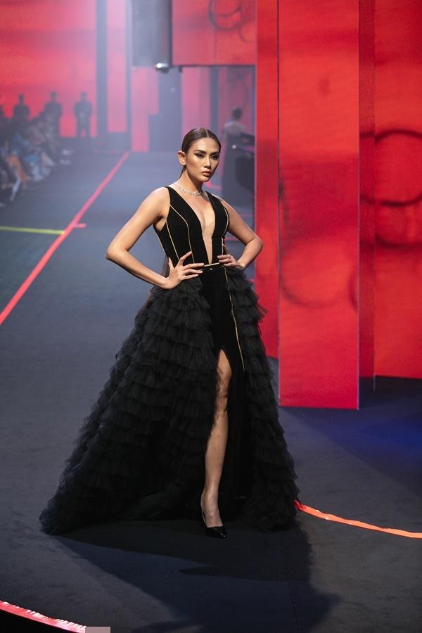 Thanh Hằng mặc váy đính đầy vàng vẫn catwalk thần thái đỉnh cao-7