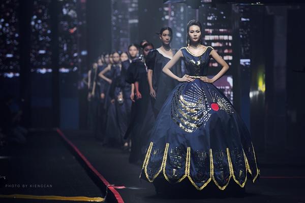 Thanh Hằng mặc váy đính đầy vàng vẫn catwalk thần thái đỉnh cao-5