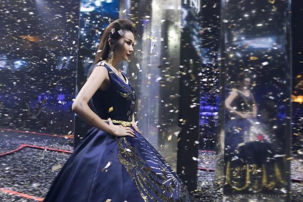 Thanh Hằng mặc váy đính đầy vàng vẫn catwalk thần thái đỉnh cao-6