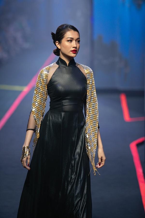 Thanh Hằng mặc váy đính đầy vàng vẫn catwalk thần thái đỉnh cao-10