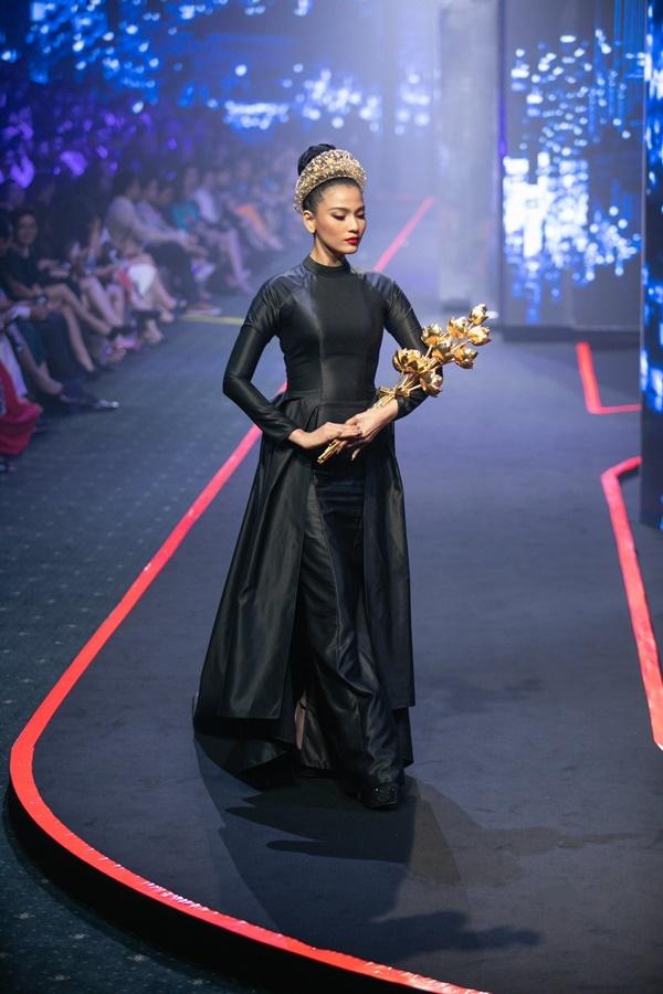 Thanh Hằng mặc váy đính đầy vàng vẫn catwalk thần thái đỉnh cao-11
