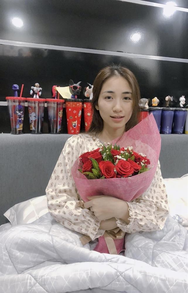 Sau 3 ngày phẫu thuật dạ dày, Hòa Minzy xuất hiện nhợt nhạt trong hình ảnh được bạn trai đăng tải-1