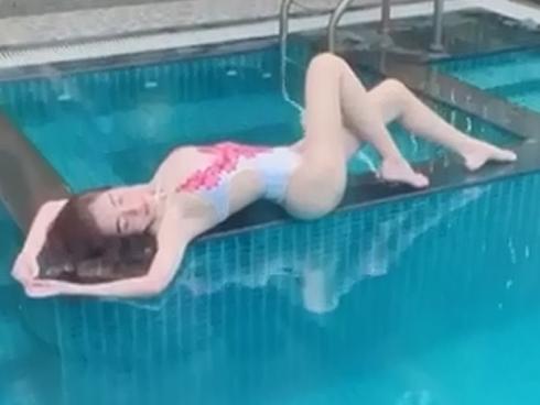 Elly Trần gây bão mạng với clip uốn éo, khoe thân ở bể bơi
