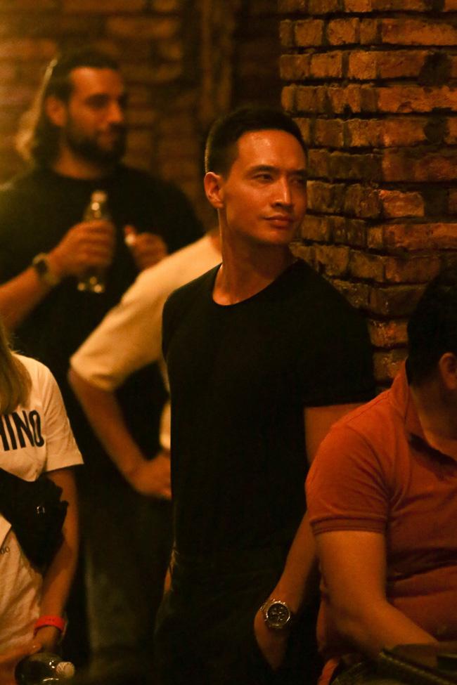 Kim Lý đứng từ xa chăm chú theo dõi, liên tục mỉm cười vỗ tay khi Hồ Ngọc Hà hát-3