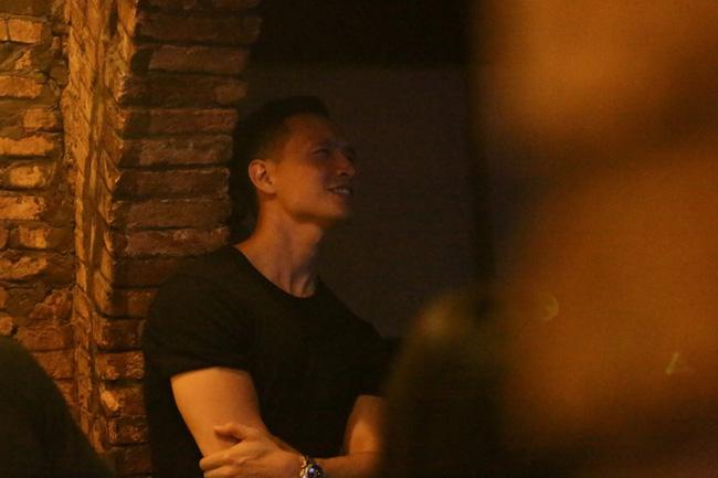 Kim Lý đứng từ xa chăm chú theo dõi, liên tục mỉm cười vỗ tay khi Hồ Ngọc Hà hát-4