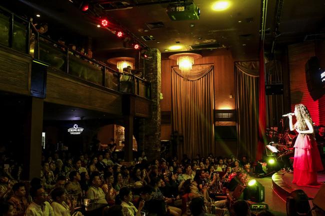 Kim Lý đứng từ xa chăm chú theo dõi, liên tục mỉm cười vỗ tay khi Hồ Ngọc Hà hát-1