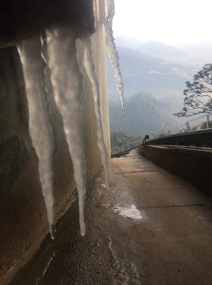 Đỉnh nóc nhà Đông Dương phủ đầy băng tuyết-5