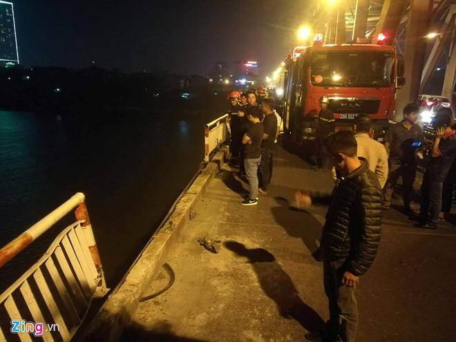 Ôtô 7 chỗ tông gãy lan can, rơi khỏi cầu Chương Dương-1