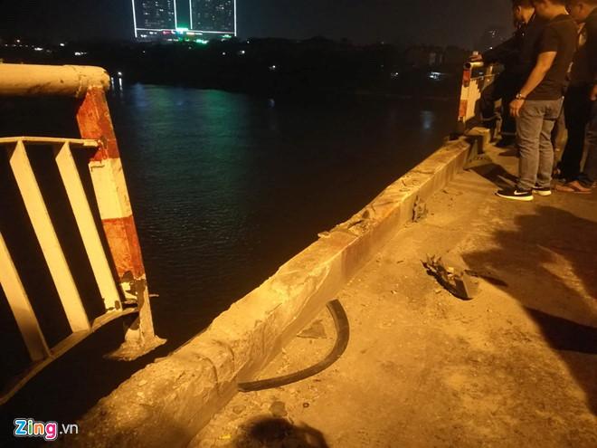 Ôtô 7 chỗ tông gãy lan can, rơi khỏi cầu Chương Dương-2