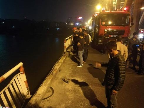 Tìm thấy 2 thi thể nạn nhân cùng chiếc Mercedes rơi xuống sông Hồng-21