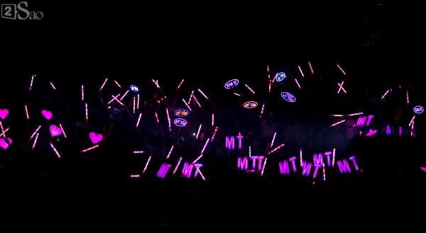 Mỹ Tâm xin phép ôm sưởi ấm khi thấy các nghệ sĩ lớn tuổi bị lạnh bởi khói sân khấu-2