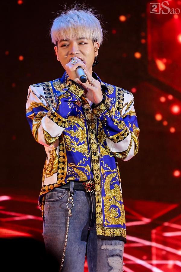 Mỹ Tâm xin phép ôm sưởi ấm khi thấy các nghệ sĩ lớn tuổi bị lạnh bởi khói sân khấu-15