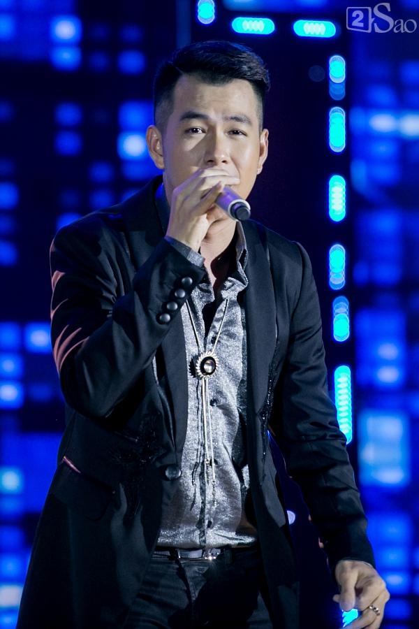 Mỹ Tâm xin phép ôm sưởi ấm khi thấy các nghệ sĩ lớn tuổi bị lạnh bởi khói sân khấu-16