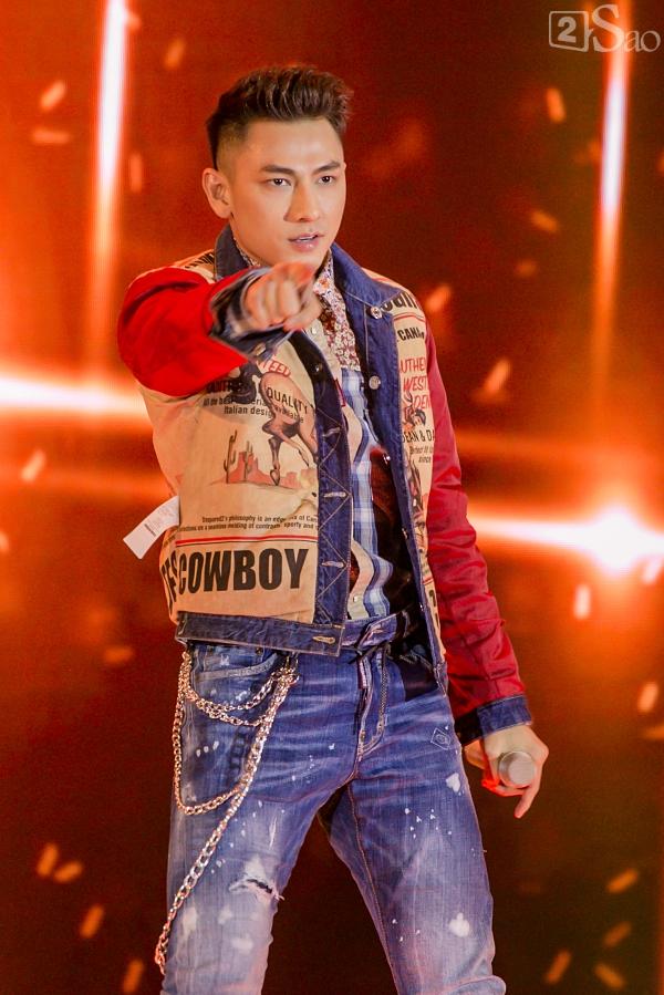 Mỹ Tâm xin phép ôm sưởi ấm khi thấy các nghệ sĩ lớn tuổi bị lạnh bởi khói sân khấu-13