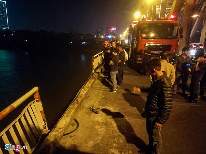 Tìm thấy 2 thi thể nạn nhân cùng chiếc Mercedes rơi xuống sông Hồng-1