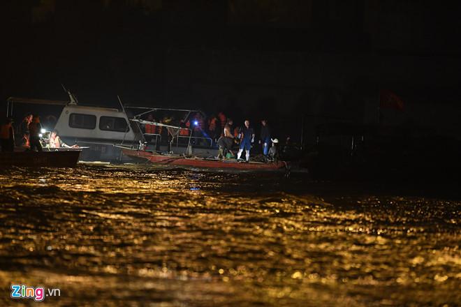 Tìm thấy 2 thi thể nạn nhân cùng chiếc Mercedes rơi xuống sông Hồng-4