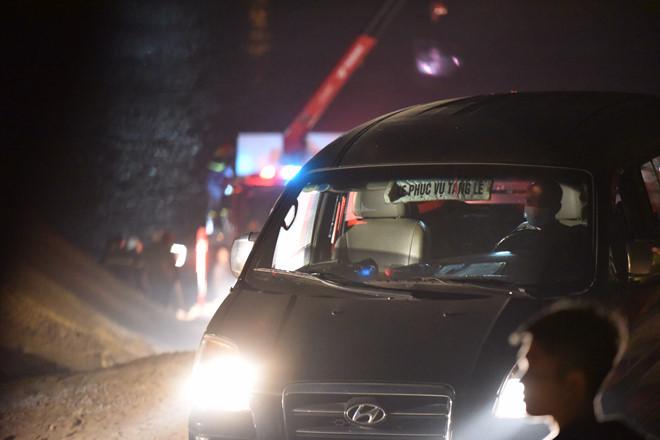 Tìm thấy 2 thi thể nạn nhân cùng chiếc Mercedes rơi xuống sông Hồng-12