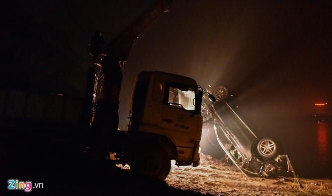 Tìm thấy 2 thi thể nạn nhân cùng chiếc Mercedes rơi xuống sông Hồng-17