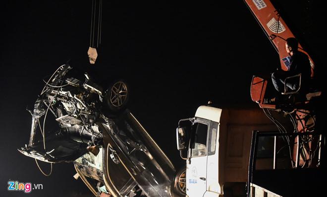 Tìm thấy 2 thi thể nạn nhân cùng chiếc Mercedes rơi xuống sông Hồng-18