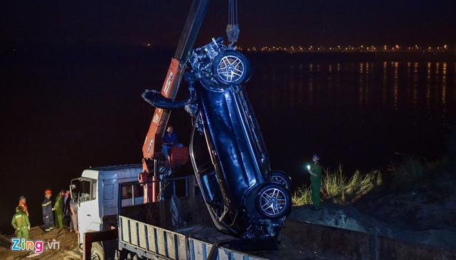 Tìm thấy 2 thi thể nạn nhân cùng chiếc Mercedes rơi xuống sông Hồng-19