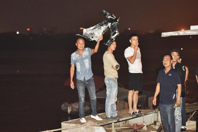 Tìm thấy 2 thi thể nạn nhân cùng chiếc Mercedes rơi xuống sông Hồng-5