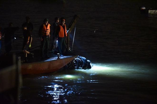 Tìm thấy 2 thi thể nạn nhân cùng chiếc Mercedes rơi xuống sông Hồng-7
