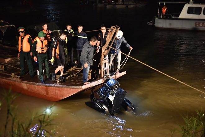 Tìm thấy 2 thi thể nạn nhân cùng chiếc Mercedes rơi xuống sông Hồng-8