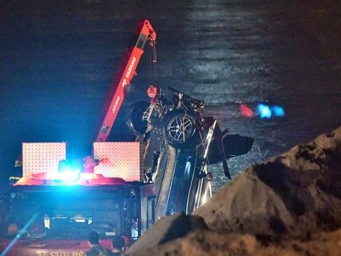 Xác định chủ xe Mercedes rơi từ cầu Chương Dương xuống sông Hồng-6