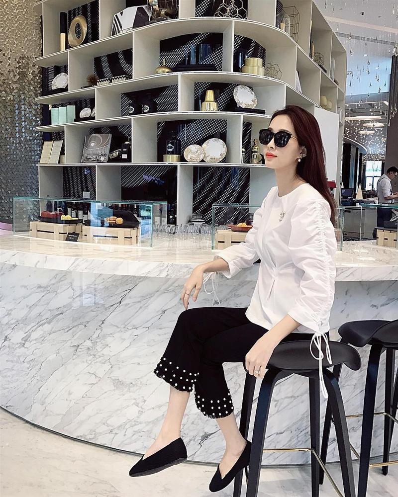 Hoa hậu Đặng Thu Thảo được khen trẻ đẹp như nữ sinh trung học-1