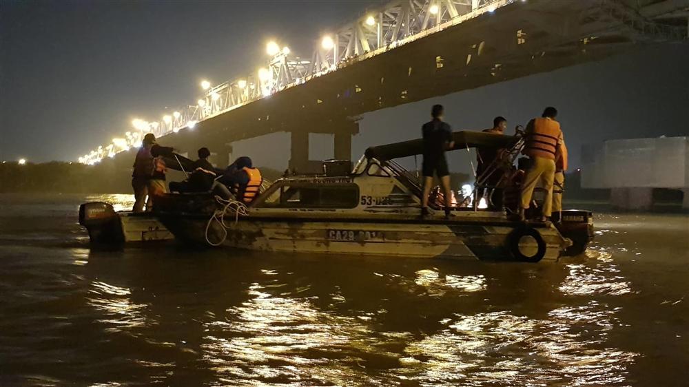 Xác định chủ xe Mercedes rơi từ cầu Chương Dương xuống sông Hồng-2