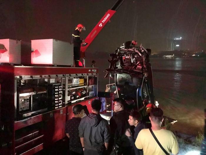 Thông tin bất ngờ vụ ô tô Mercedes lao xuống sông Hồng: Cả hai nạn nhân đều là nữ-1